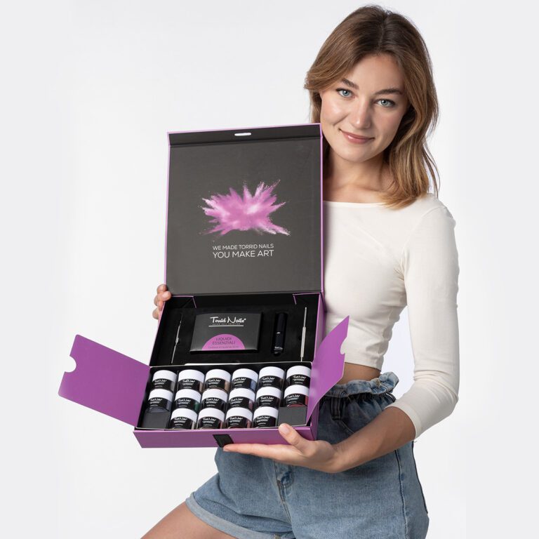 TORRID NAILS CON MODELLA 2023